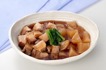 【豚肉と大根の煮物】・豚バラ角煮 　・大根 　・小松菜炒め