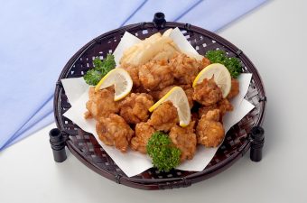 【若鶏の唐揚げ】・鶏もも 　・ポテト 　・レモン 　・パセリ